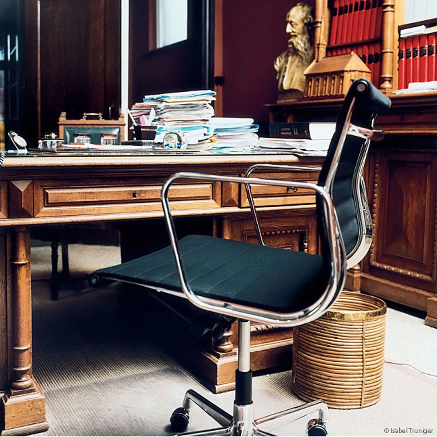 Vitra Aluminium Group EA 117 Chair - Image 2