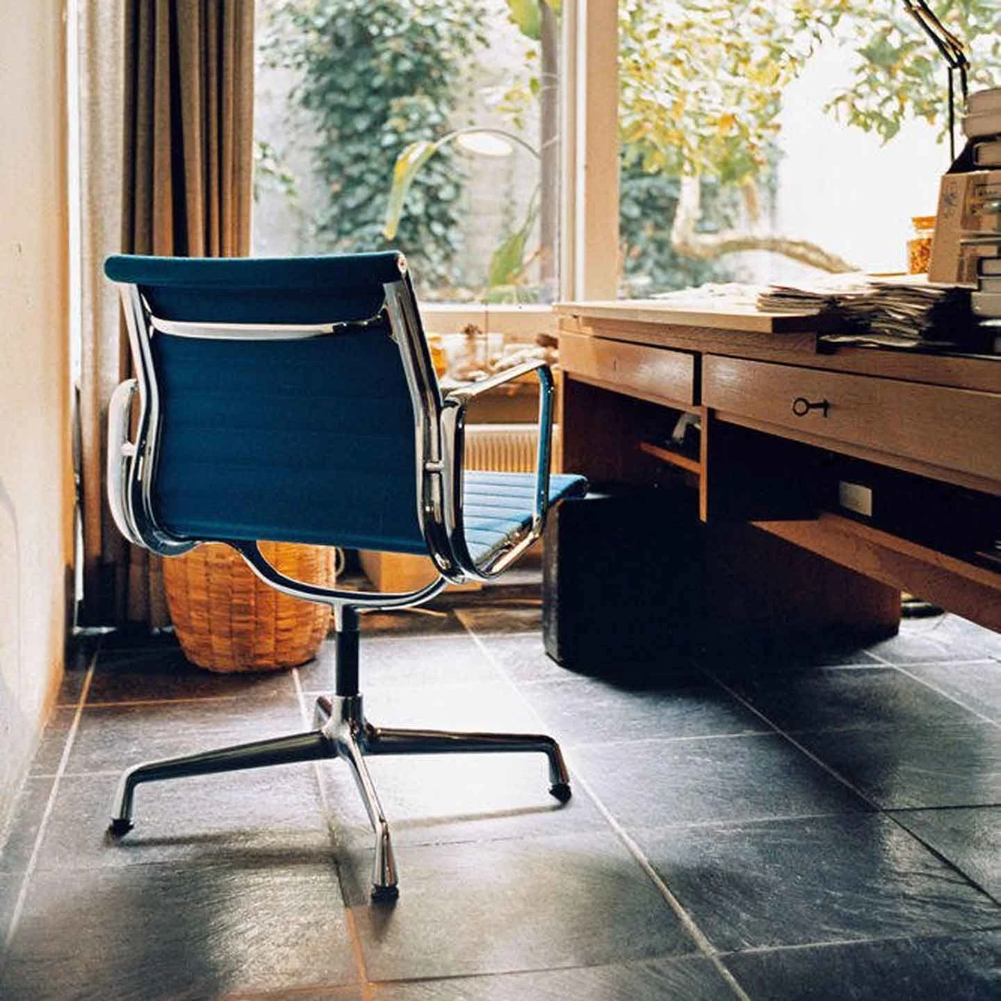 Vitra Aluminium Group EA 108 Chair - Image 4